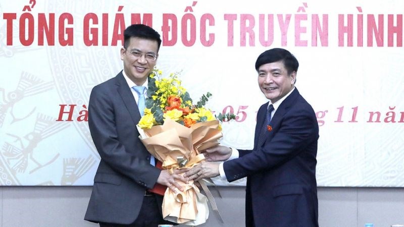 Tổng Thư ký, Chủ nhiệm Văn phòng Quốc hội Bùi Văn Cường trao quyết định bổ nhiệm Tổng Giám đốc Truyền hình Quốc hội cho ông Lê Quang Minh