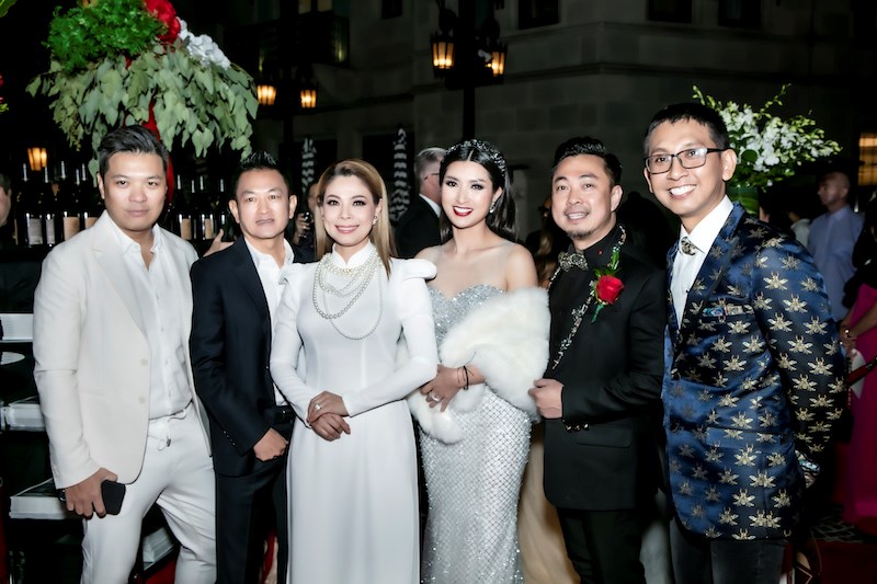 Đạo diễn Huỳnh Tuấn Anh (ngoài cùng bên phải) cùng ca sĩ Nguyễn Hồng Nhung và các nghệ sĩ Việt đến cổ vũ