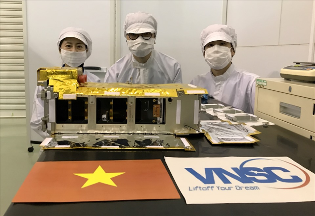 Ngày 1.10, vệ tinh NanoDragon “Made in Việt Nam” vệ tinh dạng cubesat lớp nano nặng 3,8 kg dự kiến được phóng lên quỹ đạo. Vệ tinh NanoDragon chính thức bàn giao cho Nhật Bản ngày 17.8.2021. Ảnh Trung tâm Vũ trụ Việt Nam (VNSC).