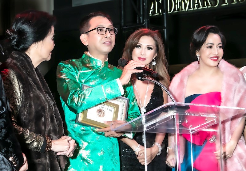 Đạo diễn Huỳnh Tuấn Anh xúc động phát biểu khi nhận giải thưởng