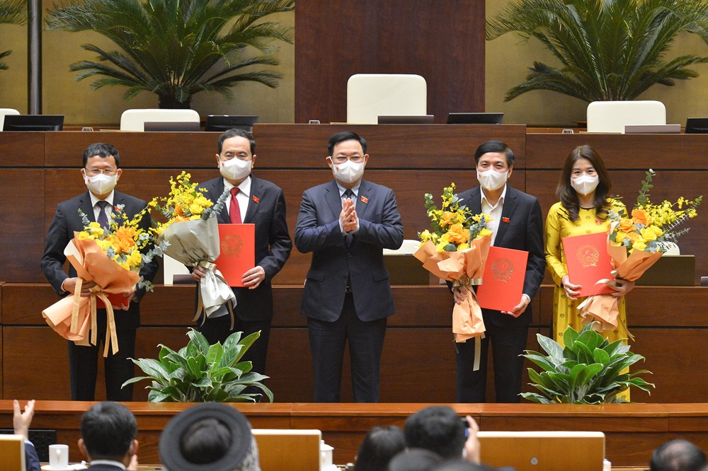 Chủ tịch Quốc hội Vương Đình Huệ trao Nghị quyết và tặng hoa chúc mừng Đoàn Chủ tịch Tổ chức Nghị sỹ hữu nghị Việt Nam, Quốc hội khóa XV