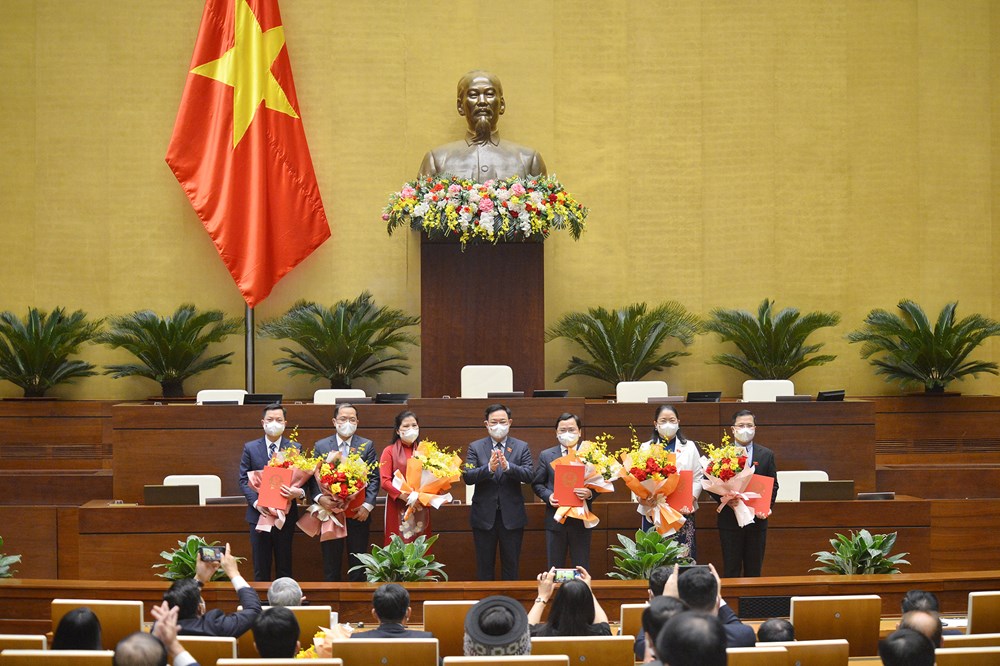 Chủ tịch Quốc hội Vương Đình Huệ trao Nghị quyết và tặng hoa chúc mừng Ban Thường trực Nhóm Đại biểu Quốc hội trẻ