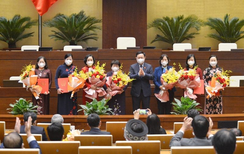 Chủ tịch Quốc hội Vương Đình Huệ trao Nghị quyết và tặng hoa chúc mừng Ban Thường trực Nhóm Nữ đại biểu Quốc hội .
