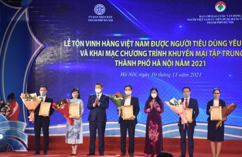 Phó Chủ tịch UBND thành phố Hà Nội Nguyễn Mạnh Quyền và Chủ tịch Ủy ban MTTQ TP Hà Nội Nguyễn Lan Hương trao Giấy chứng nhận cho các doanh nghiệp