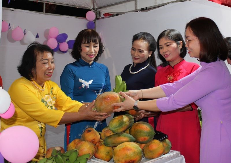 Hoạt động trưng bày giới thiệu sản phẩm của Hội PN quận Long Biên trong Ngày hội phụ nữ sáng tạo khởi nghiệp tháng 10/2020