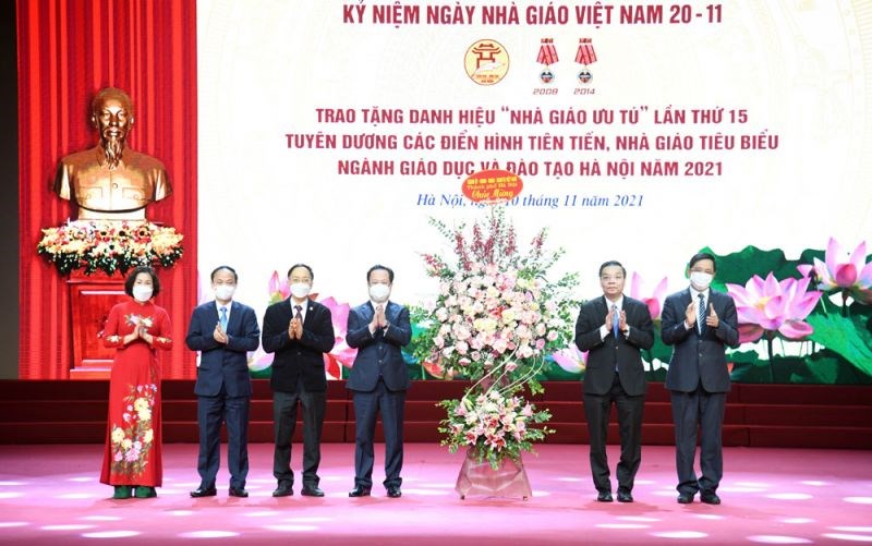 Chủ tịch UBND thành phố Chu Ngọc Anh tặng hoa, chúc mừng ngành Giáo dục Thủ đô nhân kỷ niệm Ngày Nhà giáo Việt Nam 20/11.