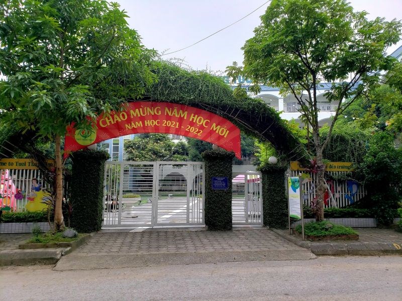 Trường mầm non Tuổi Thần Tiên, thị trấn Văn Điển, Thanh Trì được đầu tư nhiều tỷ đồng, treo biển chào đón năm học mới nhưng vẫn đang “cửa đóng then cài” từ nhiều tháng qua.