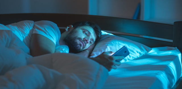 Ngủ quá ít hoặc quá nhiều đều có nguy cơ dẫn đến bệnh .