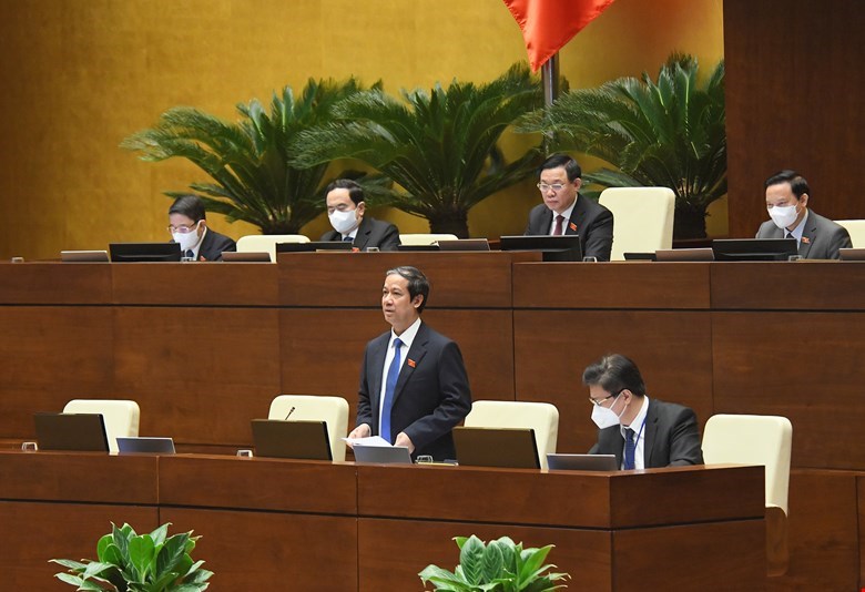 Bộ trưởng Bộ Giáo dục và Đào tạo Nguyễn Kim Sơn trả lời chất vấn của các đại biểu Quốc hội.