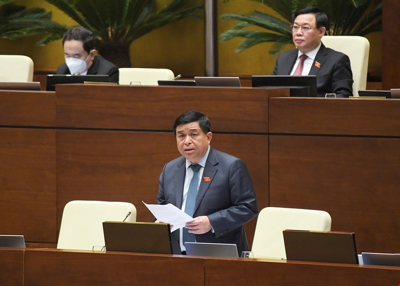 Bộ trưởng Bộ Kế hoạch và Đầu tư Nguyễn Chí Dũng trả lời chất vấn của các đại biểu Quốc hội.