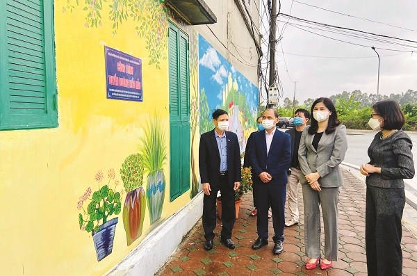 Các đại biểu Huyện ủy, Hội LHPN huyện cùng đoàn công tác thăm quan các tuyến đường kiểu mẫu xanh, sạch, đẹp tại huyện Gia Lâm