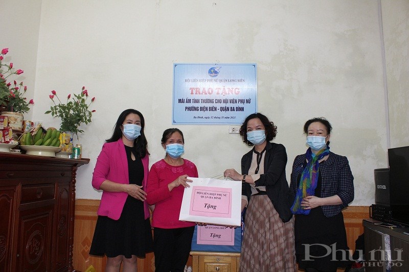 Hội LHPN quận Ba Đình tặng quà cho gia đình bà Phùng Thị Dung