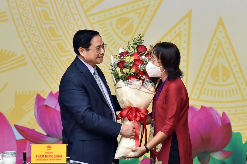 Thủ tướng Phạm Minh Chính tặng hoa, chúc mừng các thầy giáo, cô giáo nhân dịp kỷ niệm Ngày 20/11 - Ảnh VGP/Nhật Bắc