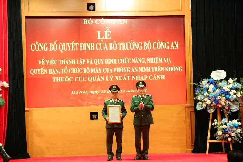 Trung tướng Lương Tam Quang, Ủy viên Trung ương Đảng, Thứ trưởng Bộ Công an trao Quyết định thành lập Phòng An ninh trên không cho Thiếu tướng Quách Huy Hoàng, Cục trưởng Cục Quản lý xuất nhập cảnh