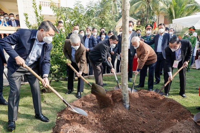Tổng Bí thư Nguyễn Phú Trọng cùng các đại biểu trồng cây lưu niệm  trong khuôn viên Nhà văn hóa xã Yên Sở.