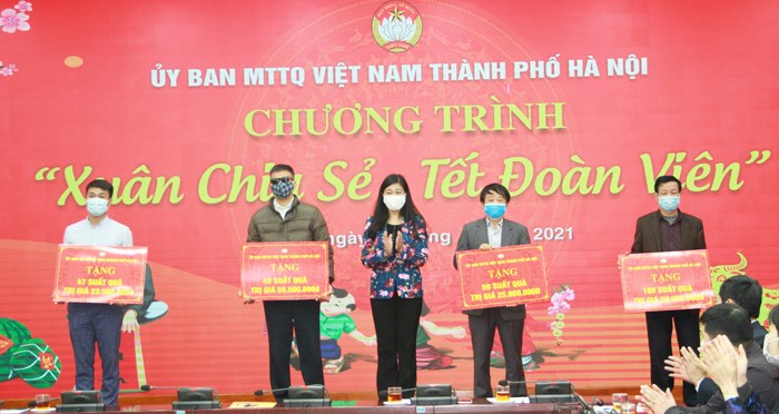 Chủ tịch Ủy ban MTTQ Việt Nam TP Nguyễn Lan Hương trao quà hỗ trợ trong Chương trình
