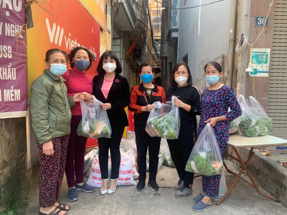 Hội LHPN quận Thanh Xuân: Tặng quà cho Ban chỉ đạo phòng, chống dịch - ảnh 2