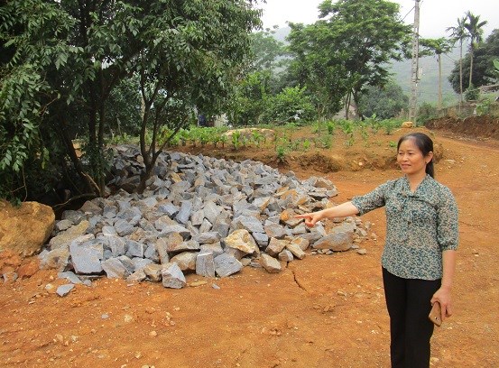 Chị Nguyễn Thị Vân. Xã Quang Minh( Ba Vì) bên thửa đất hiến tặng cho xã