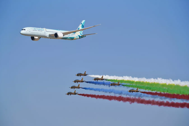 Máy bay Boeing 787 Dreamliner của hãngEtihad Boeing 787 Dreamliner trình diễn trên bầu trời Dubai.