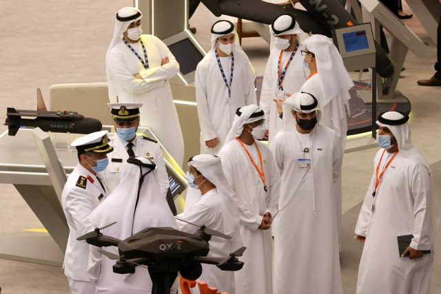 Khách tham quan triển lãm hàng không Dubai.
