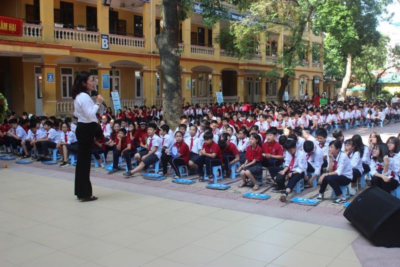 Học sinh trường THCS Phú Diễn (quận Bắc Từ Liêm) nghe chuyên gia tư vấn trao đổi về phòng chống bạo lực, xâm hại phụ nữ, trẻ em