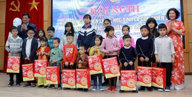 Chị Trần Thị Thu Hà, Chủ tịch Công đoàn Giáo dục Hà Nội cùng lãnh đạo Sở GD-ĐT Hà Nội trao quà cho học sinh là con các chiến sĩ công tác tại đảo Trường Sa nhân dịp Tết Nguyên đán 2020
