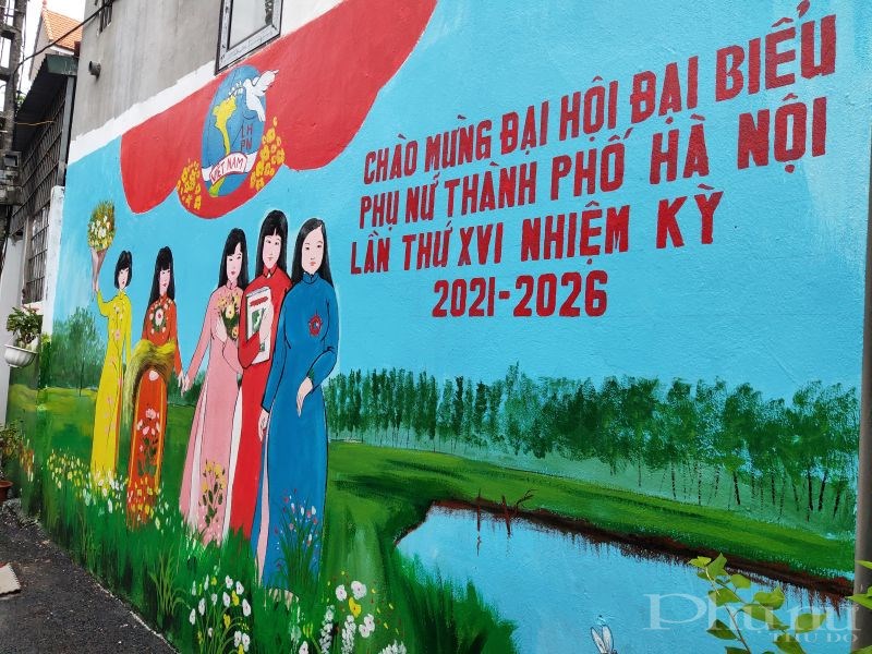 Bức tranh tường do cán bộ hội viên phụ nữ quận Long Biên triển khai thực hiện để chào mừng Đại hội