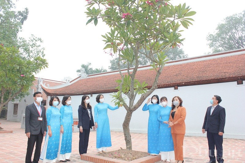 Đồng thời tới thăm những cây xanh được trồng trong khu di tích Đền thờ