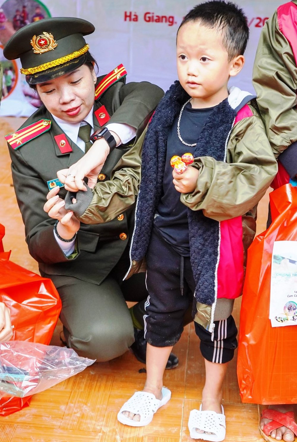 Trưởng phòng Hồ sơ - Trung tá Phạm Thị Thuỳ Dương tặng quà cho các em nhỏ tại tỉnh miền núi Hà Giang