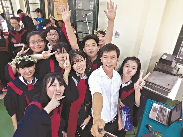 Thầy giáo Nguyễn Xuân Huân (giáo viên trường THCS Nguyễn Trãi A, huyện Thường Tín, TP Hà Nội) cùng các học sinh của mình