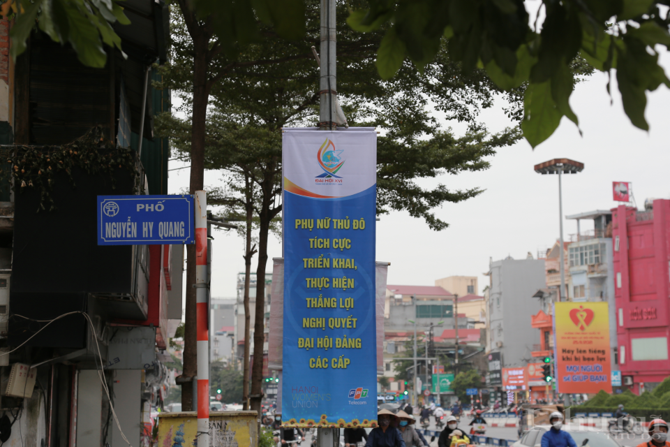Băng rôn chào mừng Đại hội được treo trang trọng ngay tại đầu phố Nguyễn Hy Quang.