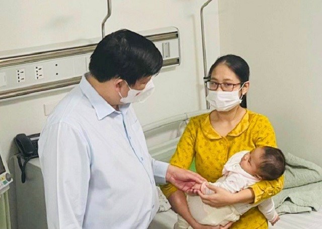Bộ trưởng Bộ Y tế Nguyễn Thanh Long đến thăm các trẻ bị tiêm nhầm tại BV Xanh Pôn.