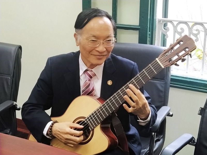 Đồng chí Phạm Văn Đại, Phó Giám đốc Sở GD-ĐT Hà Nội đánh đàn ghi ta và hát tặng Hội LHPN Hà Nội, bày tỏ cảm ơn sự quan tâm của Hội dành cho ngành