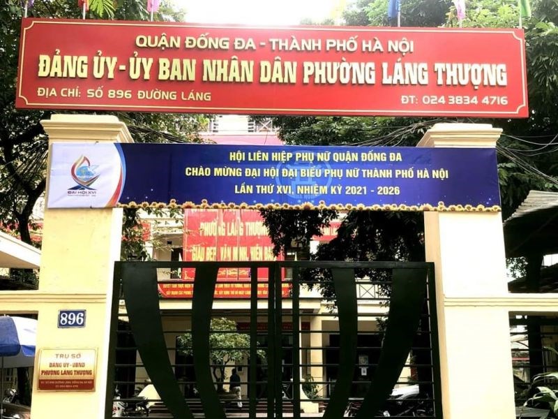 Khẩu hiệu tuyên truyền được treo trước cổng Đảng ủy, UBND phường Láng Thượng