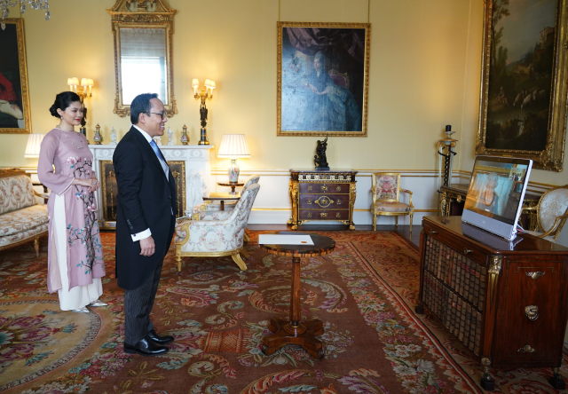 Đại sứ Nguyễn Hoàng Long thực hiện nghi lễ trình Quốc thư lên Nữ hoàng