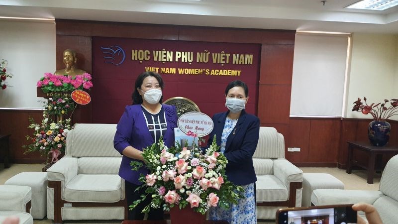 Đại diện lãnh đạo Học viện Phụ nữ Việt Nam đón nhận tình cảm từ đồng chí Nguyễn Thị Thu Thủy, Phó Chủ tịch Thường trực Hội LHPN Hà Nội (người bên trái)