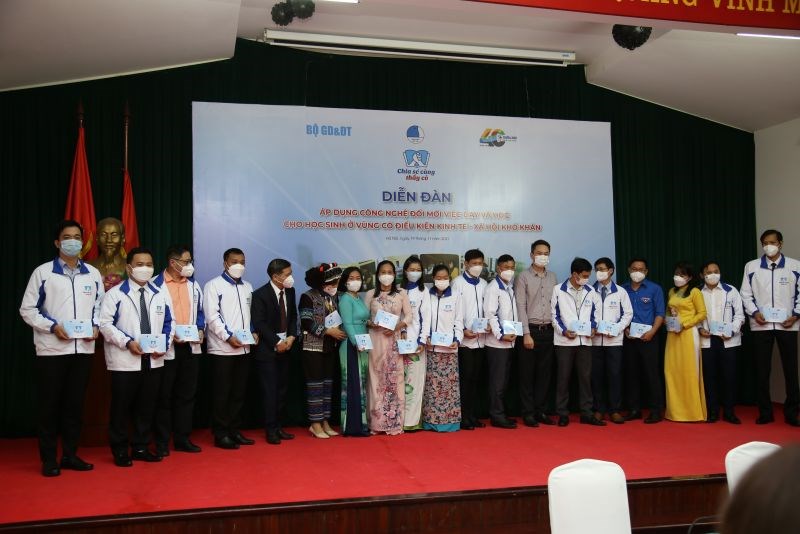 Tại Diễn đàn, Trung ương Hội Liên hiệp Thanh niên Việt Nam, Tập đoàn Thiên Long đã trao sổ tiết kiệm tặng 50 thầy cô giáo tham gia chương trình, mỗi sổ trị giá 10 triệu đồng