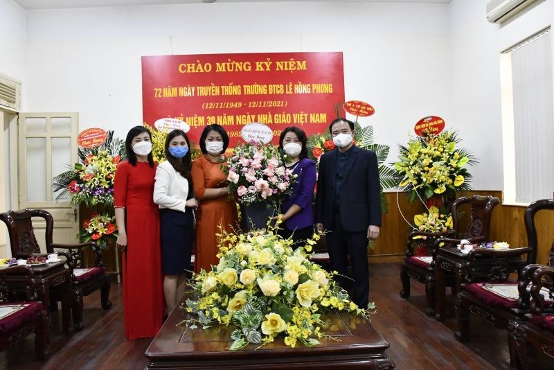 Đồng chí Nguyễn Thị Thu Thủy, Phó Chủ tịch Thường trực Hội LHPN Hà Nội tặng hoa chúc mừng tại trường Đào tạo cán bộ Lê Hồng Phong