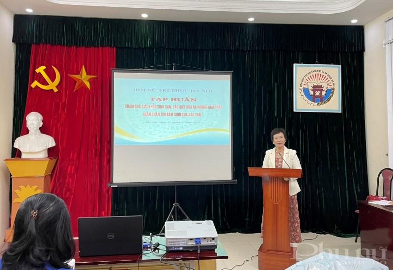 PGS.TS Bùi Thị An – Chủ tịch Hội Nữ trí thức Hà Nội phát biểu tại hội nghị.