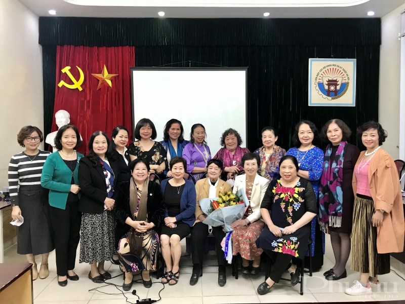 Các đại biểu chụp ảnh lưu niệm và tặng hoa GS.TS Thu Nhạn nhân ngày Nhà giáo Việt Nam 20/11.