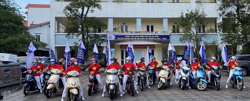 Cán bộ hội viên phụ nữ ra quân bằng việc sử dụng phương tiện xe máy, với pano khẩu hiệu tuyên truyền về Đại hội đi trên các tuyến phố trên địa bàn  phường, quận
