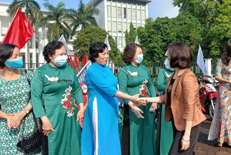 Đồng chí Phạm Thị Thanh Hương, Phó Chủ tịch Hội LHPN Hà Nội động viên các chị em trong buổi ra quân