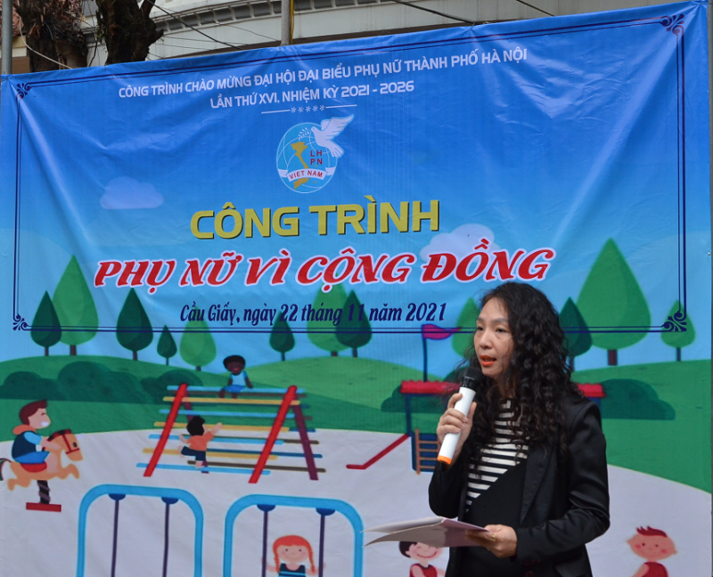 Bà Lưu Tuyết Trinh - Phó Chủ tịch Hội LHPN quận Cầu Giấy  phát biểu tại lễ khánh thành công trình 