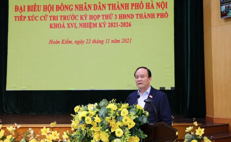 Phó Bí thư Thành ủy, Chủ tịch HĐND thành phố Nguyễn Ngọc Tuấn tiếp thu các kiến nghị của cử tri quận Hoàn Kiếm.