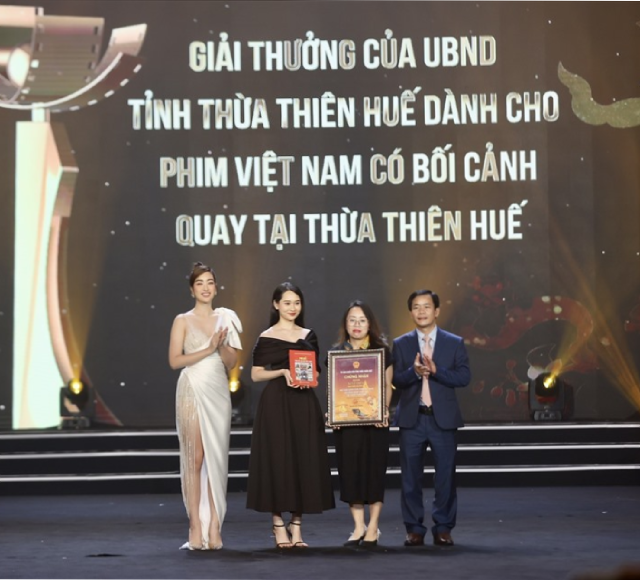 “Mắt biếc” của đạo diễn Victor Vũ còn được UBND tỉnh Thừa Thiên Huế trao tặng giải phim thực hiện nhiều cảnh quay tại Huế.