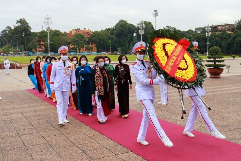Đoàn Đại biểu Hội LHPN TP Hà Nội viếng Lăng Chủ tịch Hồ Chí Minh