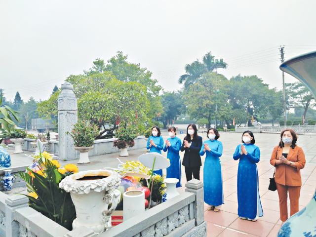 Đồng chí Lê Kim Anh, Chủ tịch Hội LHPN Hà Nội dâng hương và báo công tại đền thờ Nguyên Phi Ỷ Lan, xã Dương Xá, huyện Gia Lâm.