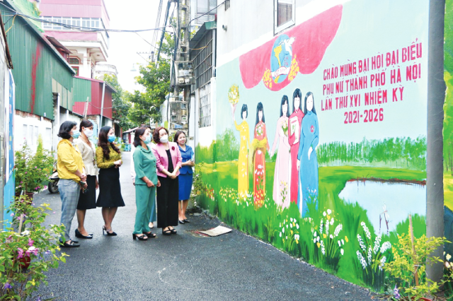 Công trình tranh tường bích hoạ của hội viên phụ nữ quận Long Biên trước thềm Đại hội.