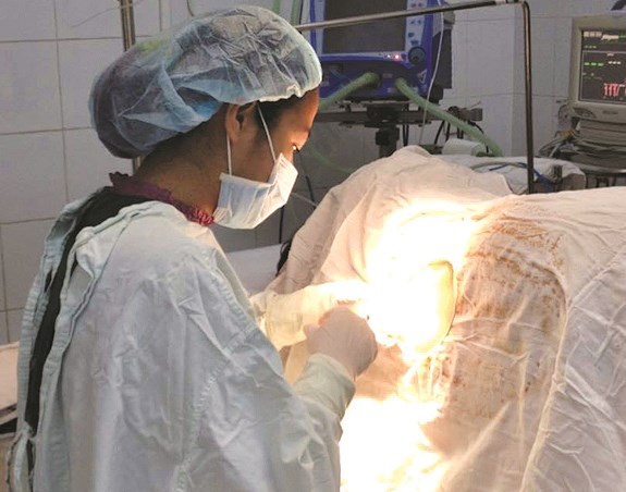 Ảnh 1: Bác sỹ Vũ Thị Thu Hiền - Bệnh viện Phụ sản Hà Nội đang thực hiện gây mê cho người bệnh