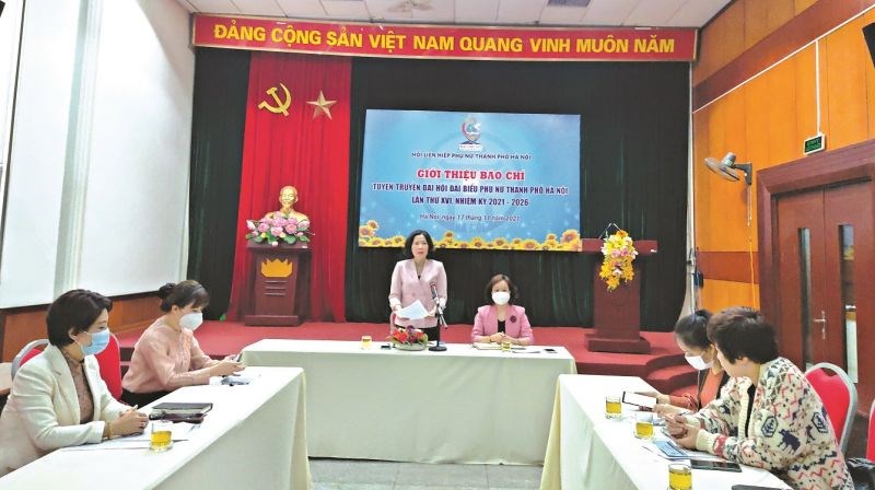 Đồng chí Lê Kim Anh, Chủ tịch Hội LHPN Hà Nội phát biểu tại buổi họp báo thông tin về Đại hội ngày 17/11.
